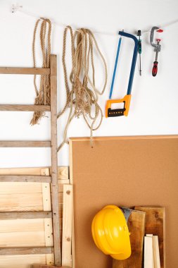 atölyede çalışan araçlar