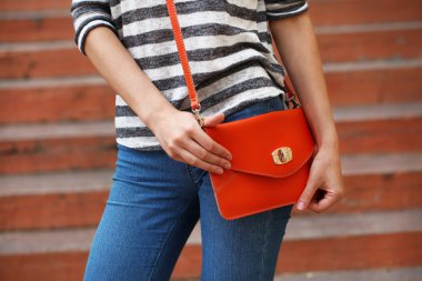 Çanta omuz üzerinden kızla