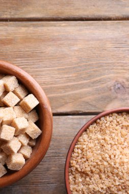 kahverengi şeker cubes ve kristal şeker kasede ahşap zemin üzerinde