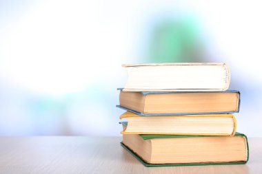 ahşap masa üzerine kitaplar