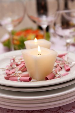 büfe dishware ve misafirler için bekleyen mum