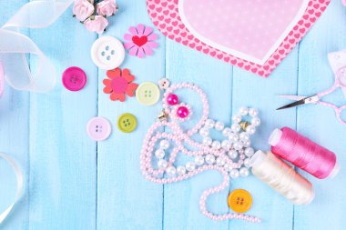 Scrapbooking craft malzemeleri renk ahşap zemin üzerinde