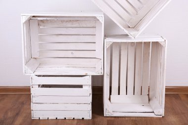 Boş tahta sandıklar