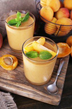 üzerinde tablo yakın çekim gözlük kayısı tatlısı