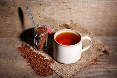 ahşap masa üstünde lezzetli rooibos çay