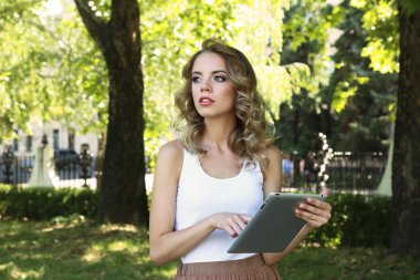 güzel genç kız ile tablet şehir cadde üzerinde