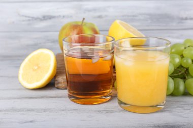 gri ahşap masa üzerine taze meyve suyu bir bardak