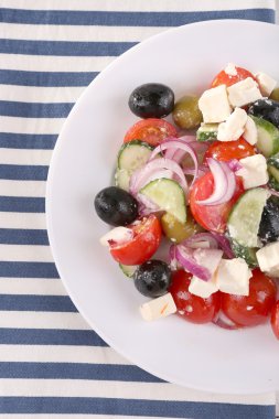 Yunan salatası kumaş arka plan peçeteye tabakta servis