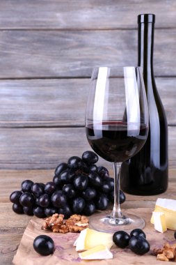 güzel şarap, peynir ve ahşap zemin üzerinde olgunlaşmış üzüm ile natürmort