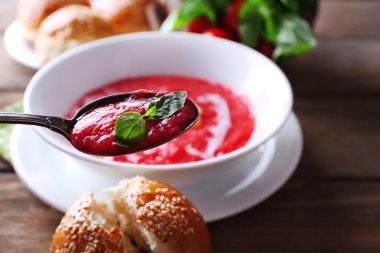 Gazpacho çorbası kaşık ve ahşap zemin üzerinde kase