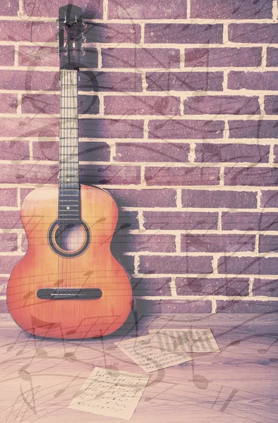 Gitar kat tuğla duvar — Stok fotoğraf