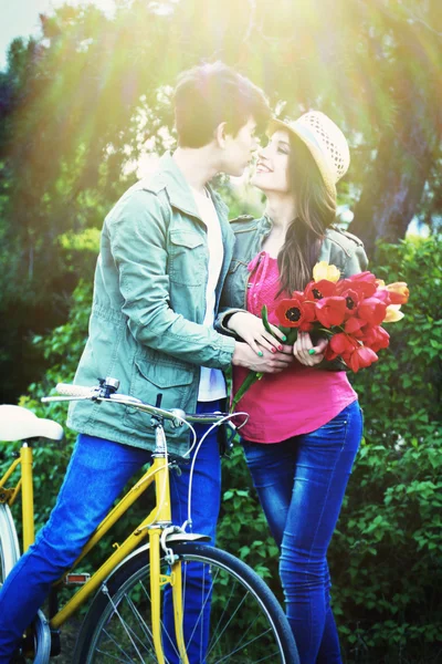 Jovem casal com bicicleta — Fotografia de Stock