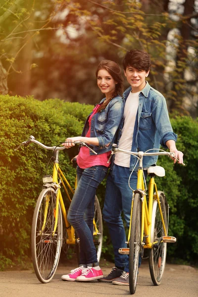 Jovem casal com bicicletas — Fotografia de Stock