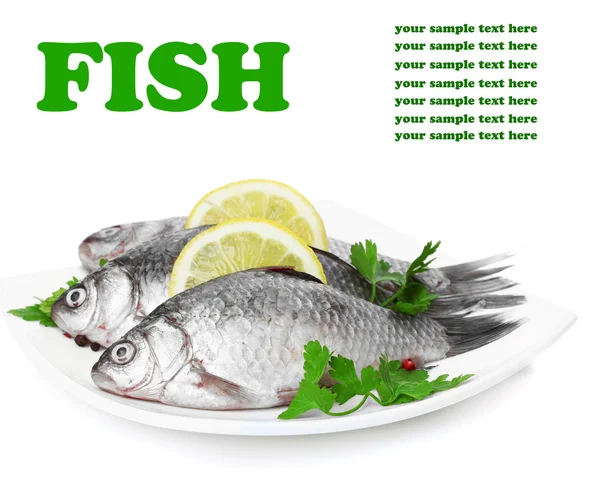 Frische Fische mit Zitrone und Petersilie auf Teller isoliert auf weiß — Stockfoto