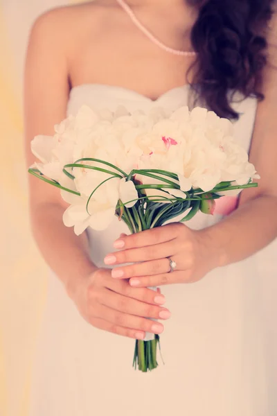 Brud innehav bröllop bukett — Stockfoto