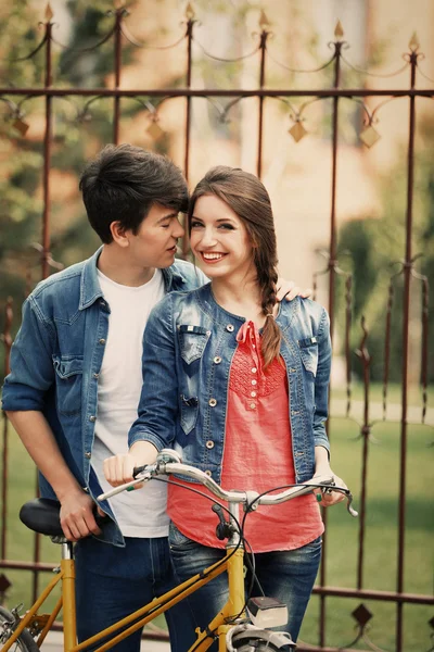 与自行车放在外面的年轻夫妇 — 图库照片