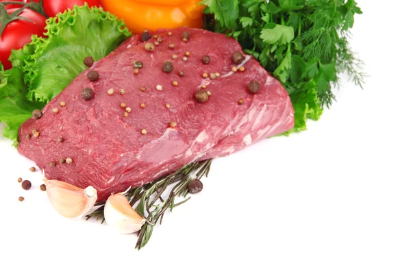 Carne de vacuno cruda con verduras y especias aisladas en blanco — Foto de Stock