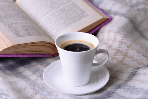格子縞のコーヒー カップ — ストック写真