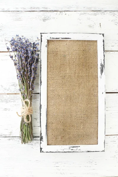Lavender květiny a dřevěný rám — Stock fotografie
