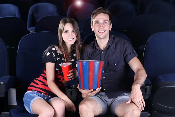 Casal assistindo filme no cinema — Fotografia de Stock