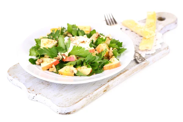 Ensalada verde con manzanas, nueces y queso sobre tabla de madera, aislada sobre blanco —  Fotos de Stock