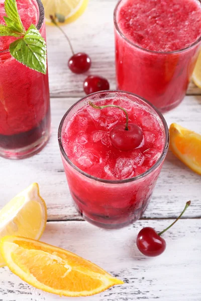 Свежий холодный вишневый коктейль с мятой, льдом и лимоном — стоковое фото