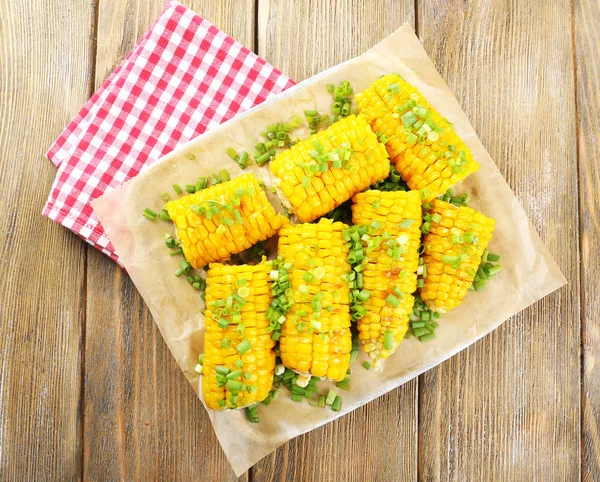 Kolby kukurydzy z grilla na stole — Zdjęcie stockowe