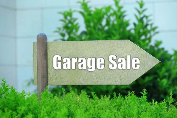 Sprzedaż garażu znak w parku — Zdjęcie stockowe