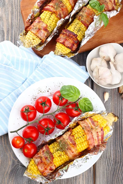 Gegrilde bacon wrapped maïs op tafel, close-up — Stockfoto