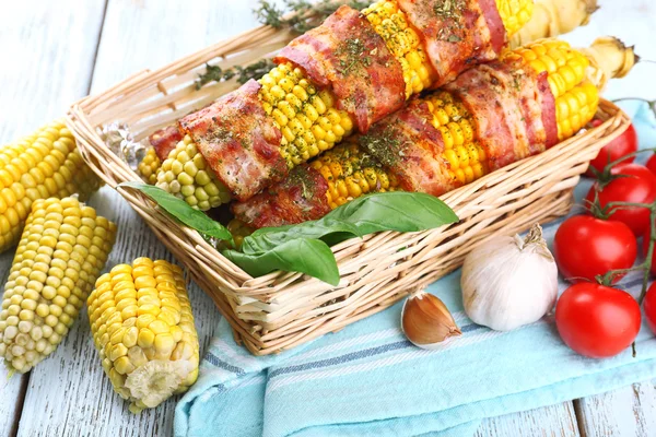 Pancetta grigliata avvolta mais sul tavolo, primo piano — Foto Stock