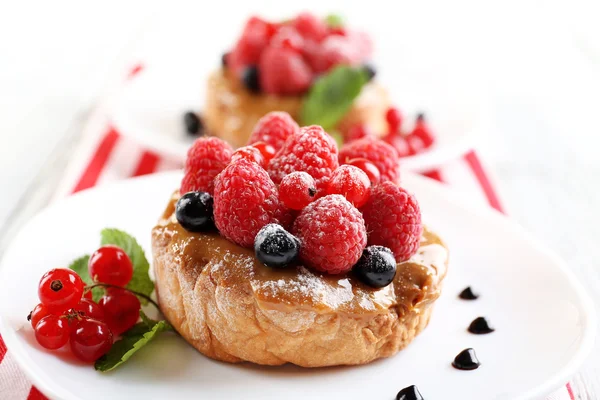 Sladké koláče s ovocem na tabulky detail — Stock fotografie