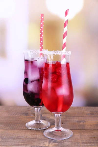 Glazen van koude berry cocktail op houten tafel — Stockfoto