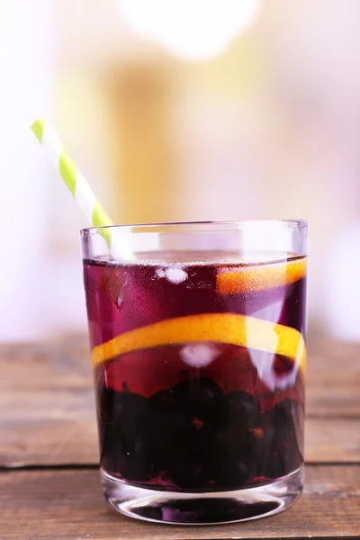 Szkło zimny koktajl z cytryną na drewnianym stole Berry — Zdjęcie stockowe