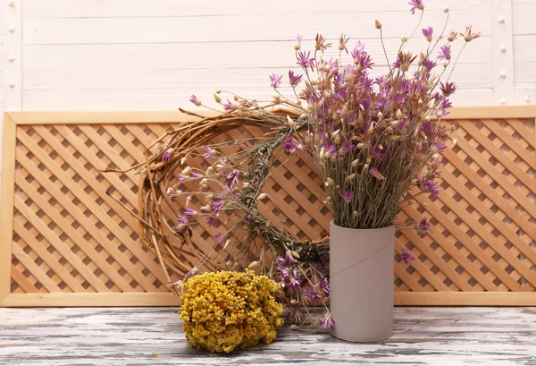 Krásné květiny na stole doma — Stock fotografie