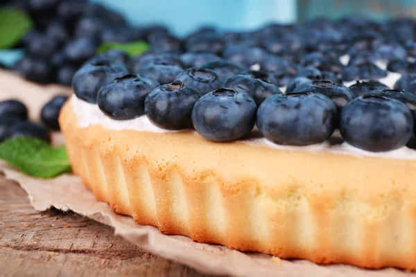 Gustosa torta fatta in casa con mirtilli sul tavolo di legno — Foto Stock