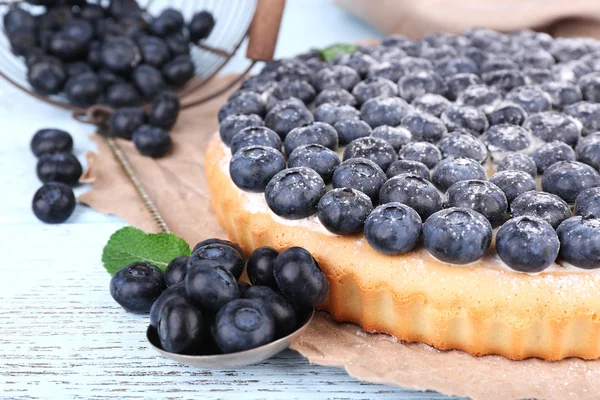 Sabroso pastel casero con arándanos en la mesa de madera — Foto de Stock