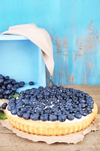 Leckere hausgemachte Torte mit Blaubeeren auf Holztisch — Stockfoto