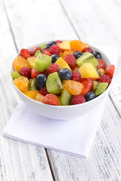 Deliciosa ensalada de frutas en plato en primer plano de mesa —  Fotos de Stock