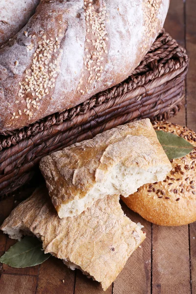 Pan fresco horneado sobre fondo de madera —  Fotos de Stock