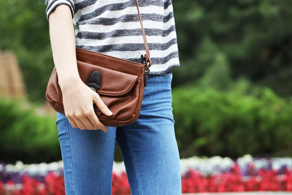 Chica con bolsa sobre el hombro — Foto de Stock