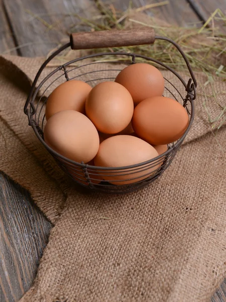 Eier im Weidenkorb auf dem Tisch in Großaufnahme — Stockfoto