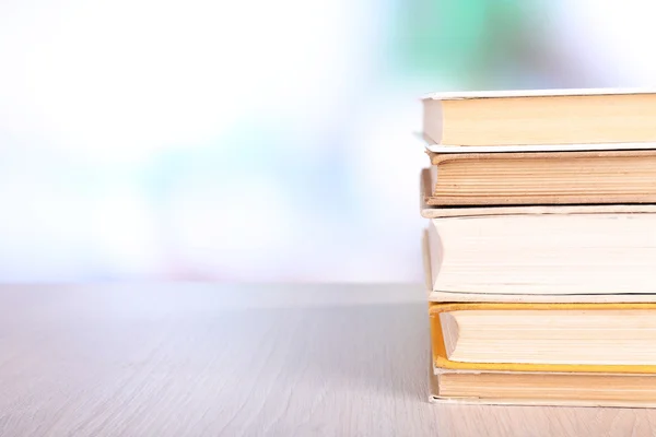 Libri su tavolo di legno — Foto Stock