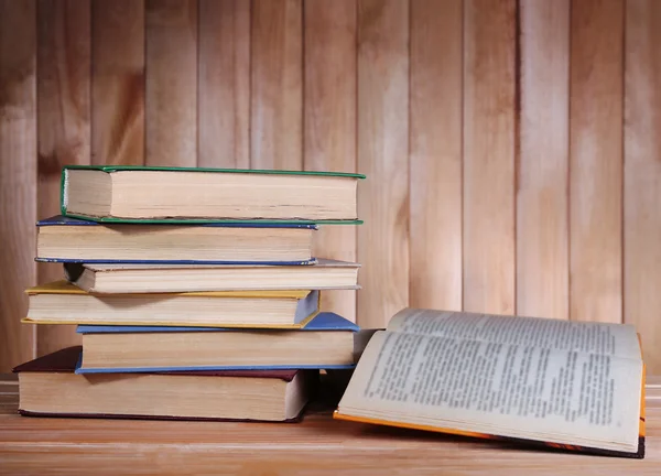 Bücher auf Holztisch — Stockfoto