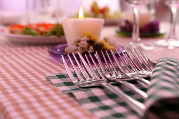 Tabel met serviesgoed wachten voor gasten met een ontbijtbuffet — Stockfoto