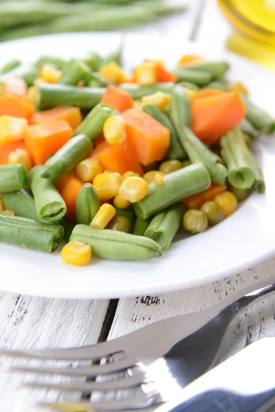 Salade de légumes délicieux sur la plaque en gros plan de table — Stok fotoğraf