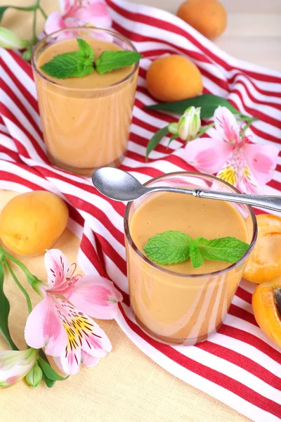 Dessert abricot dans des verres sur table close-up — Photo