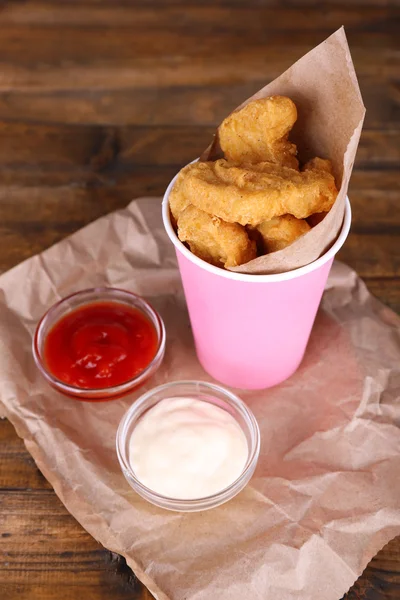 Chicken Nuggets mit Soßen auf dem Tisch in Großaufnahme — Stockfoto