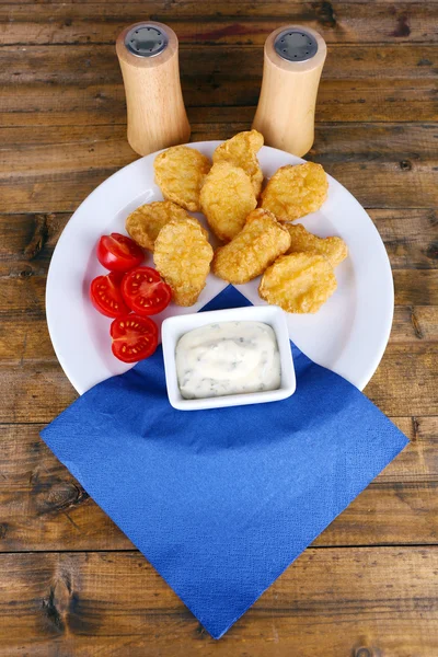 Chicken Nuggets mit Sauce auf dem Tisch in Großaufnahme — Stockfoto