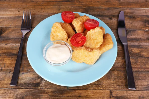 Nuggets z kurczaka z sosem na stół szczegół — Zdjęcie stockowe