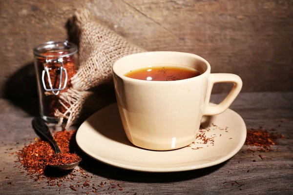Secangkir teh rooibos lezat, di atas meja kayu — Stok Foto